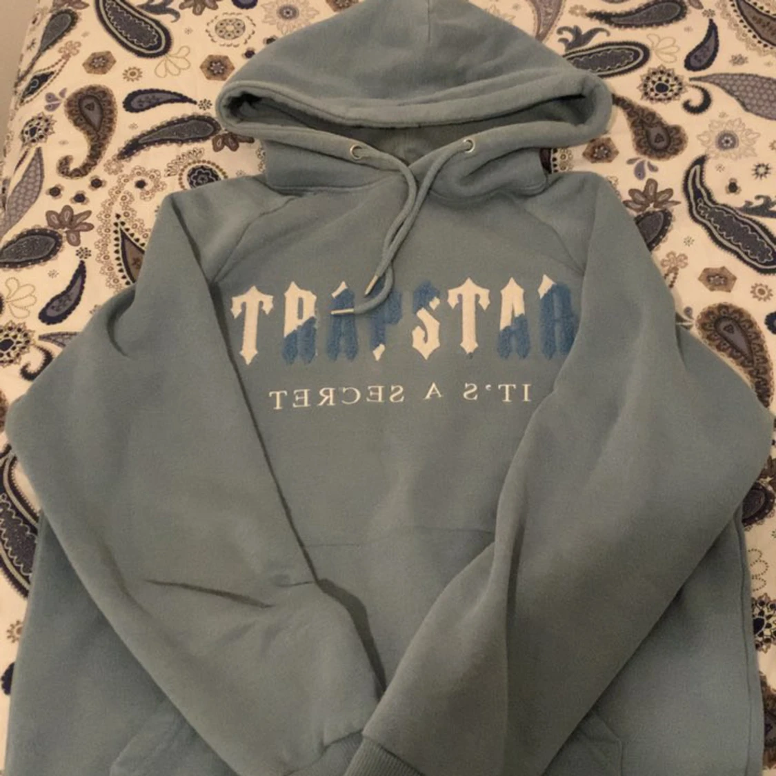 Blå hoodie med tryck från Trapstar