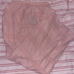 Ljusrosa långkjol  - Säljer en ljusrosa kjol som jag aldrig använt, den är lång och tunt material! Kontakta för mer info eller bilder