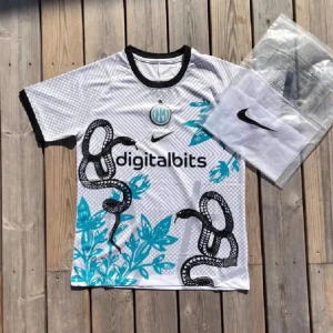 Inter Milan vit fotbollströja Nike - Snygg Inter Milan fotbollströja från Nike i vit med svarta och turkosa detaljer. Tröjan har korta ärmar, svart krage och coolt ormmönster med blå blad. Digitalbits-logga på bröstet och klubbmärke i mitten. Perfekt för dig som gillar unik design.