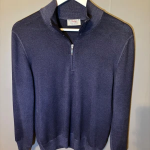 Gran sasso half zip  - | jag säljer nu en väldigt stilig half zip ifrån märker gran sasso | Skick: 9/10 | Storlek: 46, vilket motsvarar S | Tröjan har ett sjukt skönt material och är även gjort i Italien | Skriv till mig för fler frågor och bilder ;) |