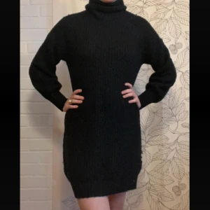 Stickad klänning even&odd - Svart stickad klänning med polokrage i storlek S från even&odd. Lite nopprig på vissa ställen men annars fint skick🌸  Kolla gärna in mina andra artiklar också för lite bundle-rabatt😊