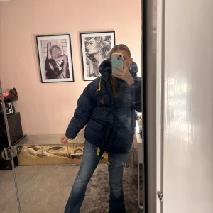 Fjällräven jacka storlek XS-S - Nypris 9995 som på bilden. Det är en down modell POLAR. Jag säljer nu min fina fjällräven jacka då den inte sitter exakt som jag vill. Jackan är XS men jag är en storlek S och M så den funkar till alla storlekar som är XS-S men kan funka på M. Den har en liten skada på under armen men man kan fixa det enkelt samt en lite skada som en prick vid ryggen. Använd fåtal gånger.❤️2000kr snabb affär. Har fler bilder. 