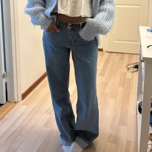 Blå raka jeans med bälte - Skit snygga blå jeans med rak passform. Slitningar i slutet av byxorna men syns inte då jag gillar att vika upp dom!💗Nypris 700kr