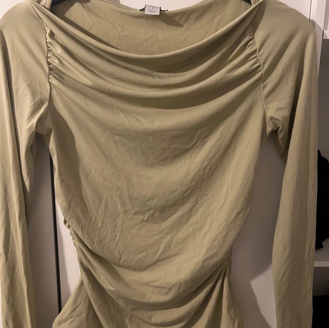 Beige omlottopp från Amisu NewYorker 