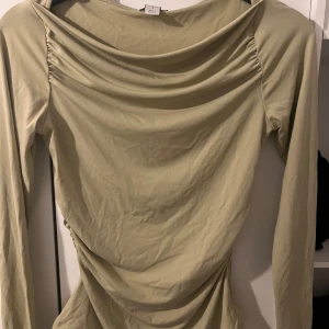 Beige omlottopp från Amisu NewYorker  - Använd typ 1 gång därför är den lite skrynklig 🤣 