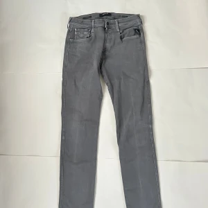 Grå Replay jeans Anbass  - Innerbenslängd: 85cm Längd: 110cm Midjelängd: 39cm Storlek 32