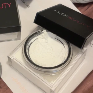 Huda Beauty Easy Bake loose Baking& setting powder -Löspuder - Huda Beauty-puder, helt nytt och oanvänt. Färg: Sugar Cookie