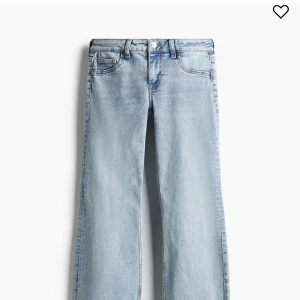 Flared low jeans - Snygga ljusblå jeans. Jeansen har en avslappnad passform och är tillverkade i mjukt denim-material. Perfekta för dig som gillar en trendig och chill stil. Jeansen är knappt använda de är helt nya säljer pågrund av att de va för stora på mig och tappade bort kvittot.