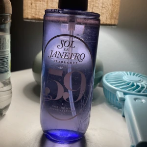 Sol de Janeiro Cheirosa 59 Mist - Fräsch och trendig body mist från Sol de Janeiro, Cheirosa 59. Perfekt för dig som vill ha en lätt och uppfriskande doft. Snygg lila flaska som sticker ut i badrumshyllan. Volym och ingredienser syns ej tydligt på bilderna.