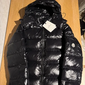 Moncler maya jacka - Svart moncler maya. Fungerande nfc.