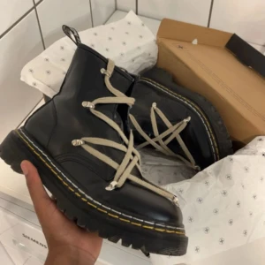 Dr. Martens Rick Owen 1460bex boots - Svarta Dr. Martens 1460 boots 