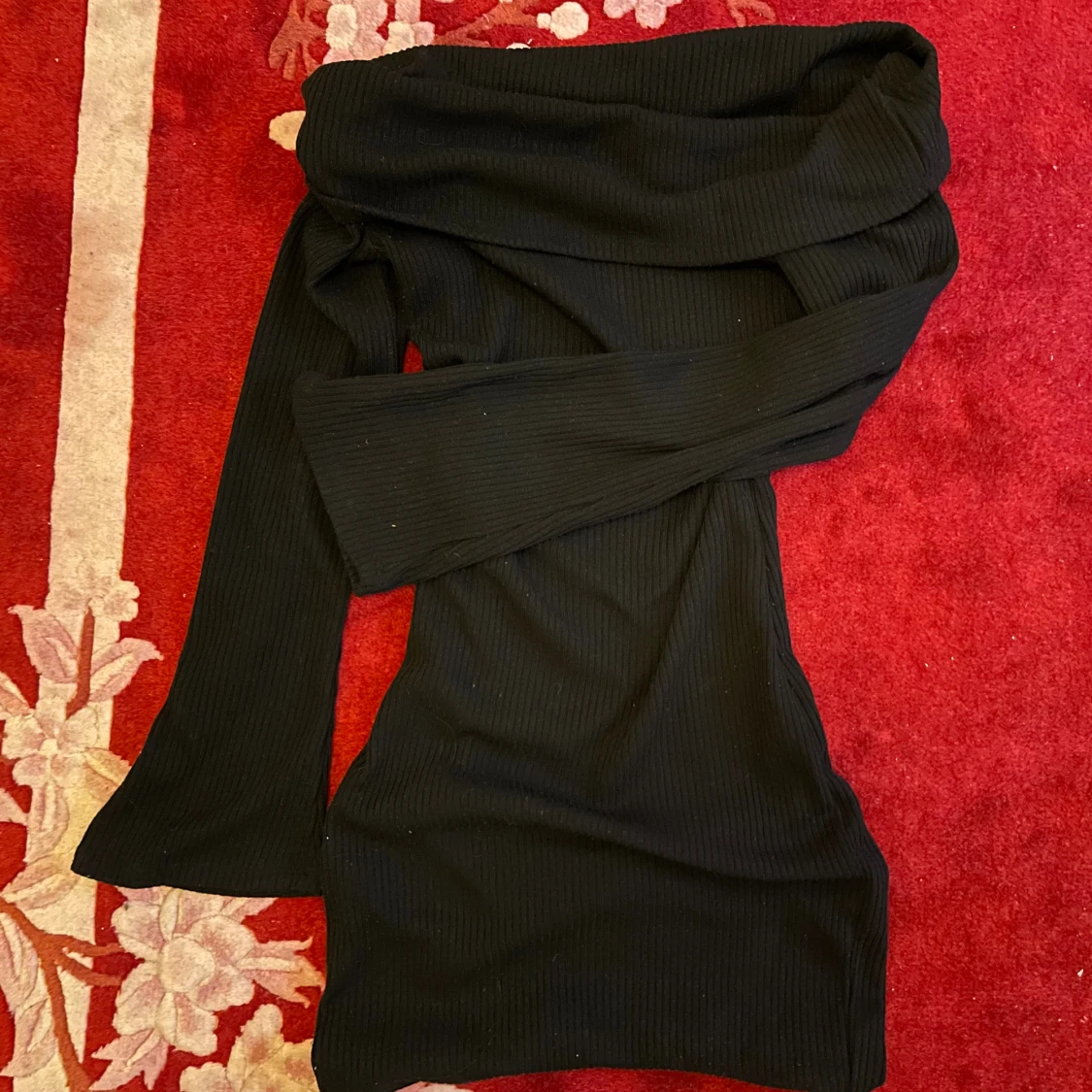 svart ribbad offshoulder klänning