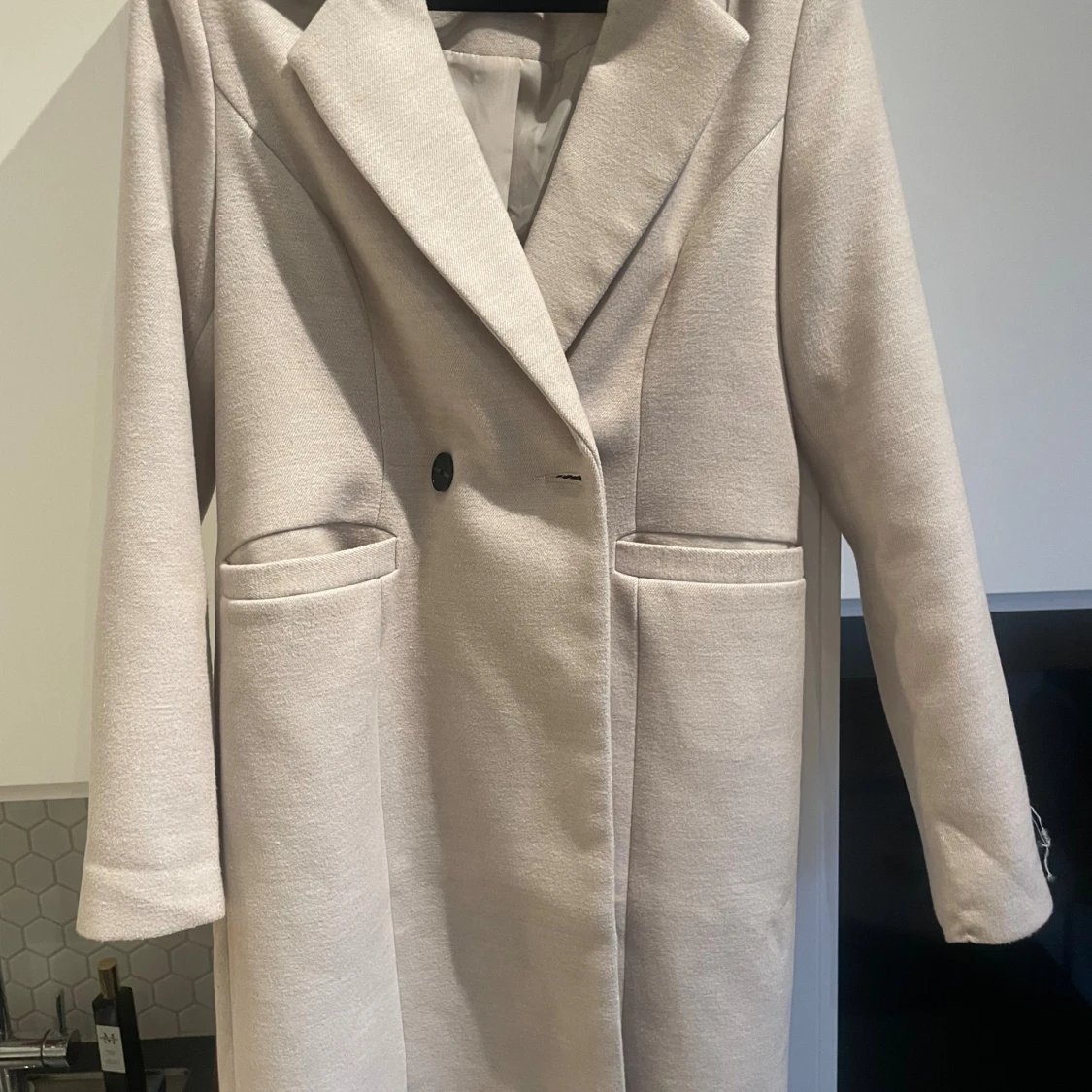 Beige kappa med knappar - 1