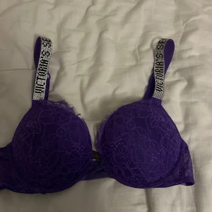 Lila spets-bh från Victoria's Secret - Endast använd ca 2 gånger!! Pris kan diskuteras!!