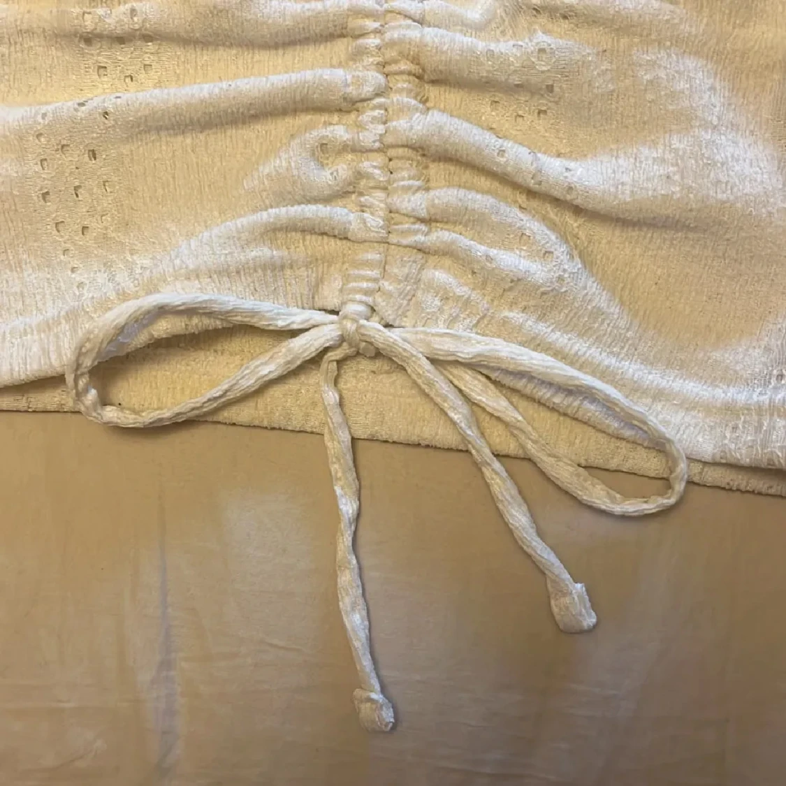 Vit blus med volangärmar - 2