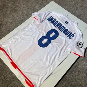 Inter Milan Ibrahimović tröja  - * pris: 349  * Skick:  10/10 prislapp kvar  * Storlek:  M * Rygg: Ibrahimović 8  