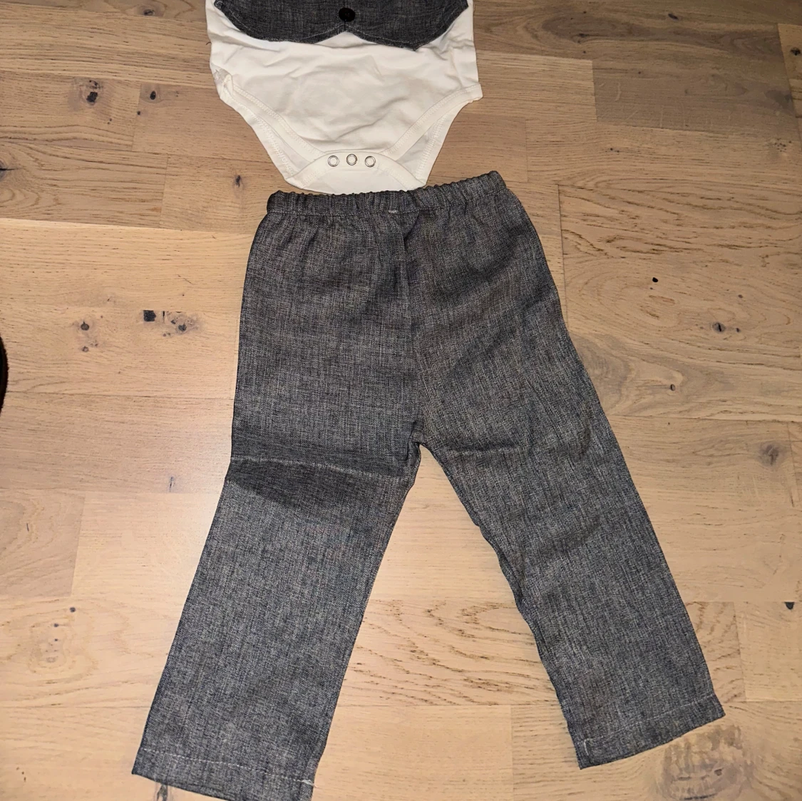 Grå kostymset med fluga, stl 70 - 3