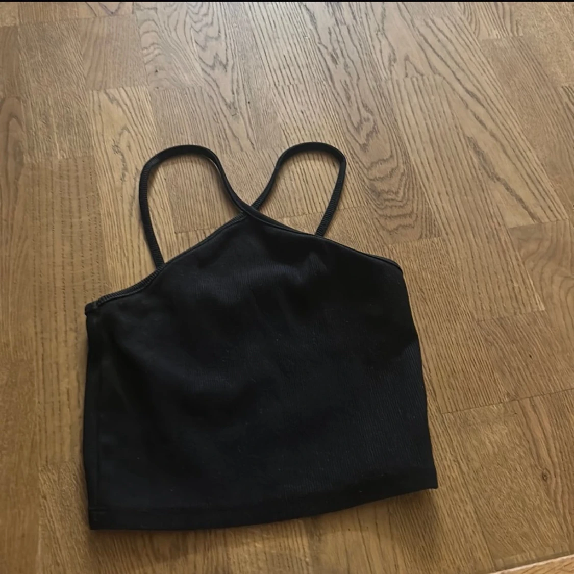 Svart croppad linnetopp med korsade band - 1