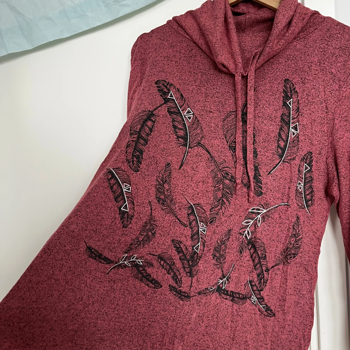 Rosa hoodie med fjäderprint och snörning - 3