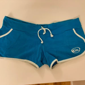 Quiksilver shorts - Säljer dessa supersnygga lågmidjade shortsen från Quiksilver! Skriv vid frågor🥰