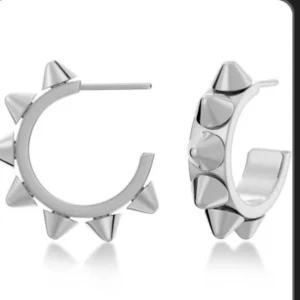 EDBLAD ÖRHÄNGEN - Edblad peak örhängen i silver. Säljer då dom inte kommer till användning och inte heller gjort de förutom en eller två gånger. Som nya. Tveka inte vid frågor 