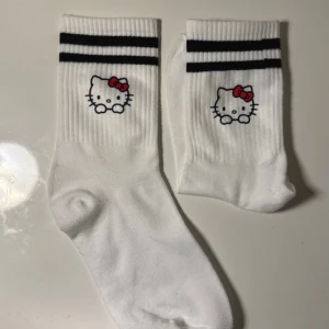 Hello Kitty strumpor - Säljer ett par coola hello Kitty strumpor helt oanvända