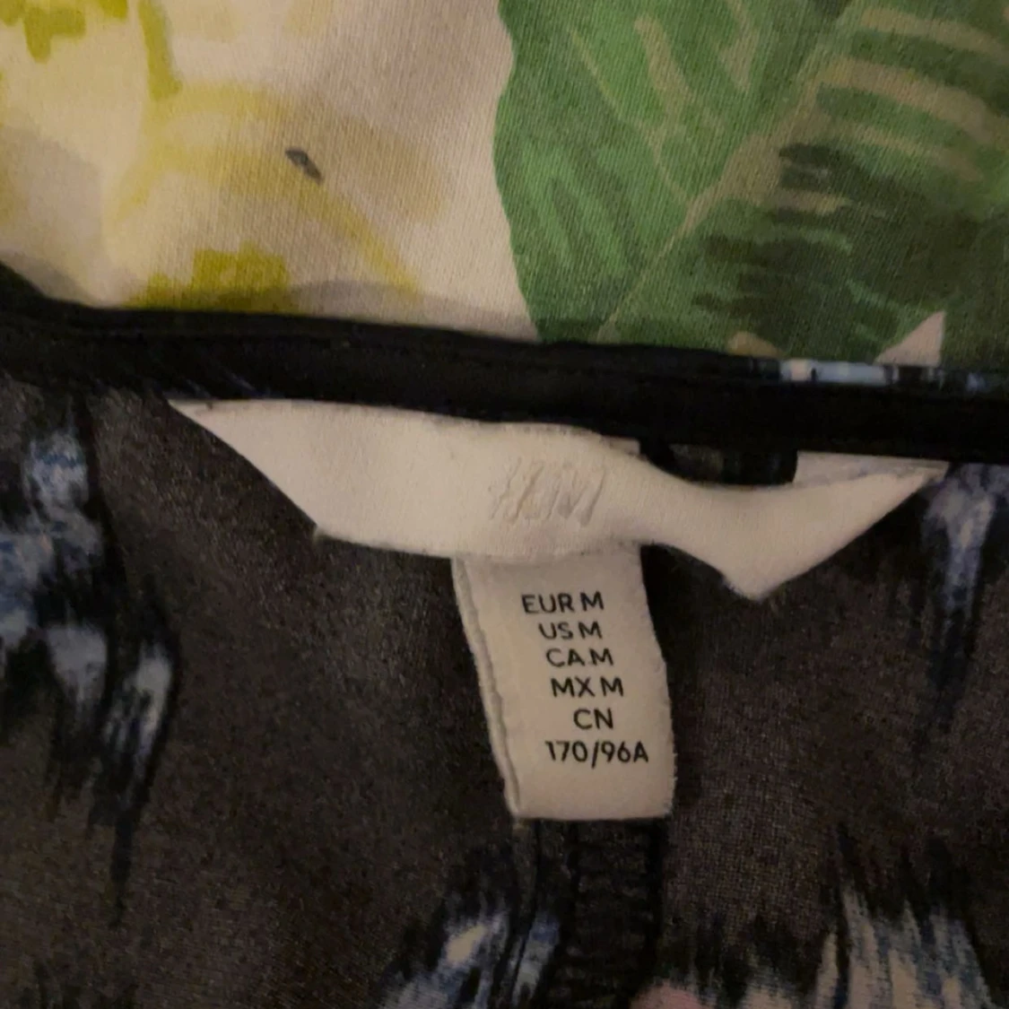 Blommig svart tröja från H&M - 2