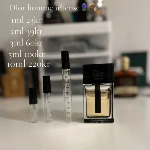 Dior Homme Intense parfym - Dior Homme Intense säljs i olika volymer från 1ml till 10ml. Perfekt för dig som vill testa en ikonisk parfym i mindre mängd. Snygg och modern flaska, passar dig som gillar exklusiva märken.