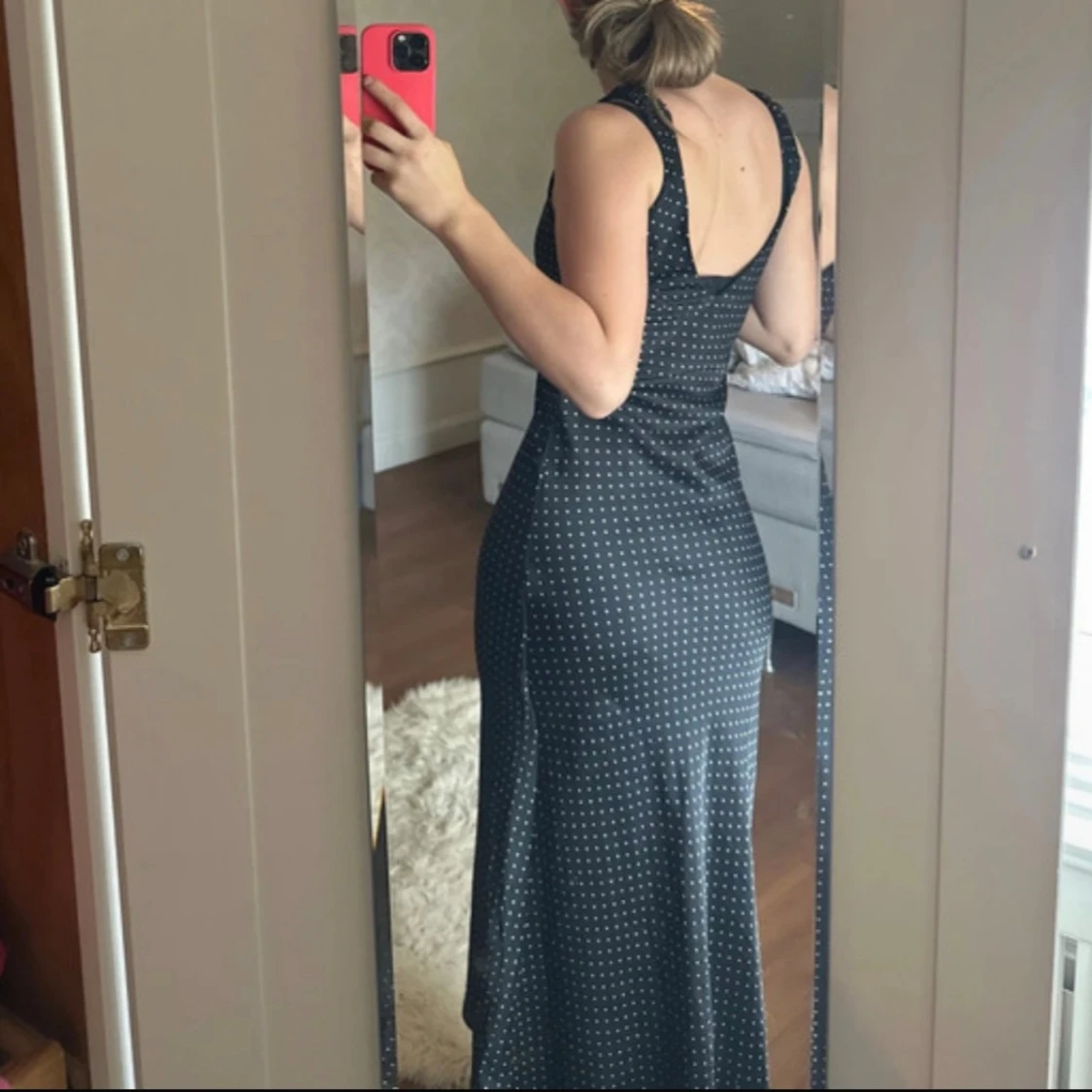 Svart lång prickig klänning - 1