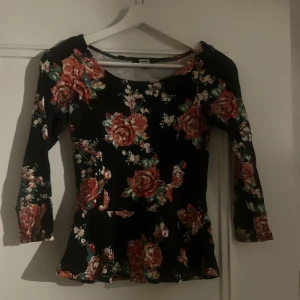 Top från bikbok  - Blommig top storlek S
