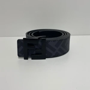 Fendi Bälte - Hejsan, säljer ett helt nytt bälte aldrig tidigare använd. Storlek 110cm. Postar alltid inom 24h efter köpet. Skriv gärna om du har fler frågor.