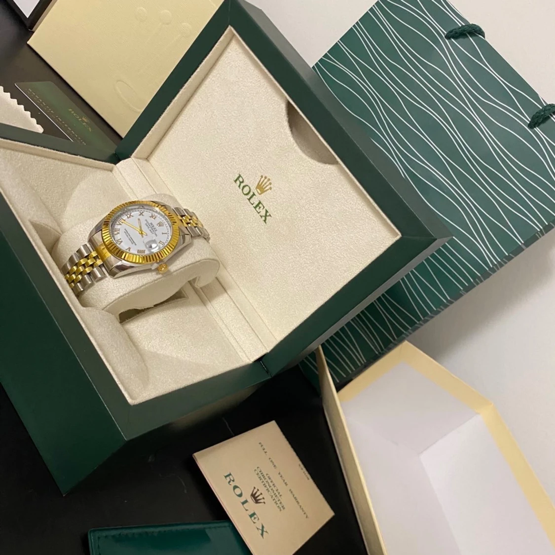 Stil ren klocka med silver och guld färg  - 4