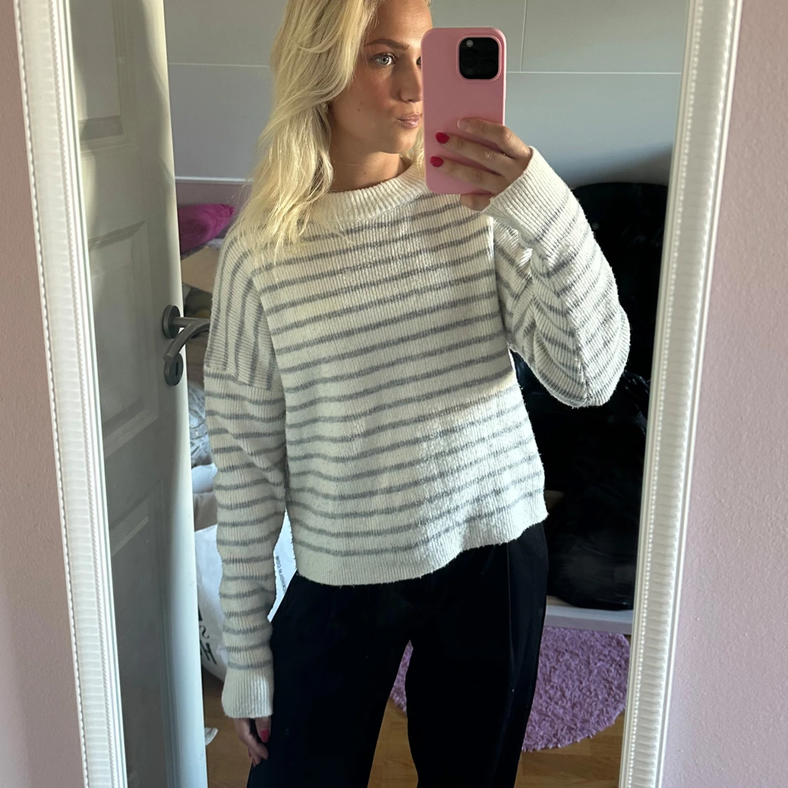 Randig vit och grå stickad tröja - 1