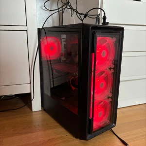  Gaming PC - Hej säljer nu min gamla gaming dator som bara ligger hemma och tar plats. Men det negativa med dator är att grafikkortet är i sönder så man kan inte spela stora spel. Men Minecraft, terraria och såna små spela går utmärkt att spela
