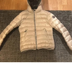 Beige Colmar jacka - Säljer en beige pufferjacka från Colmar med grå insida. storlek 46 men skulle säga att den är som xs,s. bra skick!!