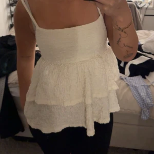 Vit topp med volanger  - Jätte fin topp som inte passar mig i smaken mer! 