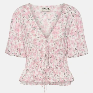 Blommig blus - Supersöt blommig blus från AWARE (vero moda). Blusen har snörning framtill och volangkant nertill. Blusen har använts en gång, så den är i nyskick. Skriv för fler bilder eller funderingar❤️