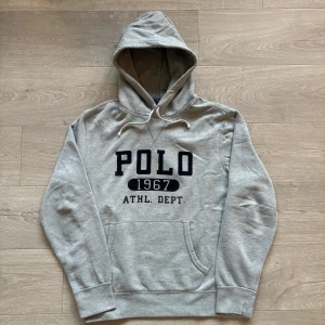 Ralph Lauren Hoodie - Riktigt snygg Ralph Lauren Hoodie. Storlek L men passar även M. Tveka inte ställa frågor vid intresse🙌