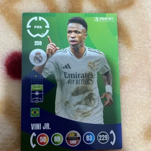 Adrenalyn XL Official Trading Cards - Vini Jr. - Samla på denna coola Panini Adrenalyn XL-trading card med Vini Jr. från Real Madrid! Perfekt för fotbollsfans och samlare som vill boosta sin samling med en av världens hetaste forwards. Korten har stats och färgstark design som gör dem extra roliga att byta och visa upp.