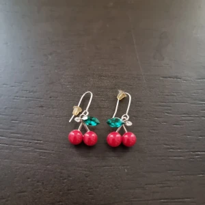 Örhängen med körsbärsdesign - Supergulliga örhängen med körsbärsdesign!