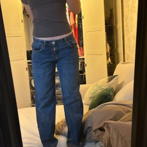  jeans från Zara, strl 36 - Säljer ett par blå jeans från Zara i storlek 36 ( är som 34) jag har sytt upp jeansen så dem är till för mig som är 161/162. Dem är loose modell skulle jag säga och passar väldigt bra till många casual outfits💗nyköpta! 