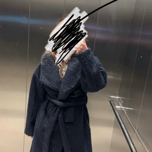 Pile kappa gina tricot - Säljer denna populära kappa från gina storlek xxs i marinblå. Använd en höst/vinter. Ser nästan svart ut 