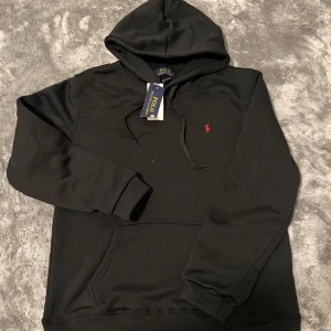 Ralph lauren hoodie - En svart ralph lauren hoodie i storlek M. Jätte fin och passar alla årstider