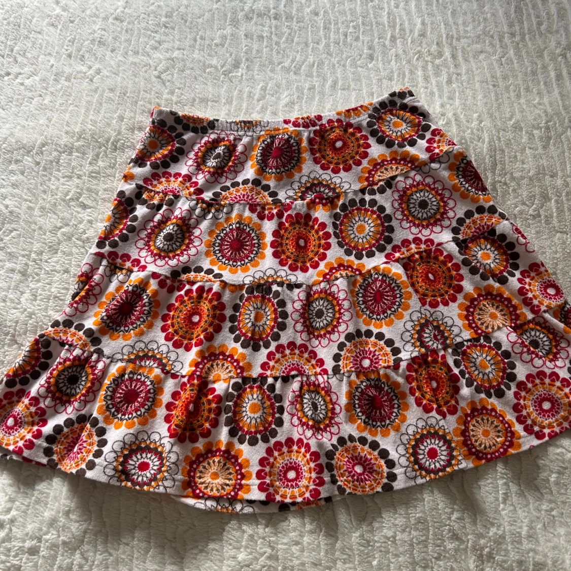 Färgglad kortkjol från me&i med volanger - 1