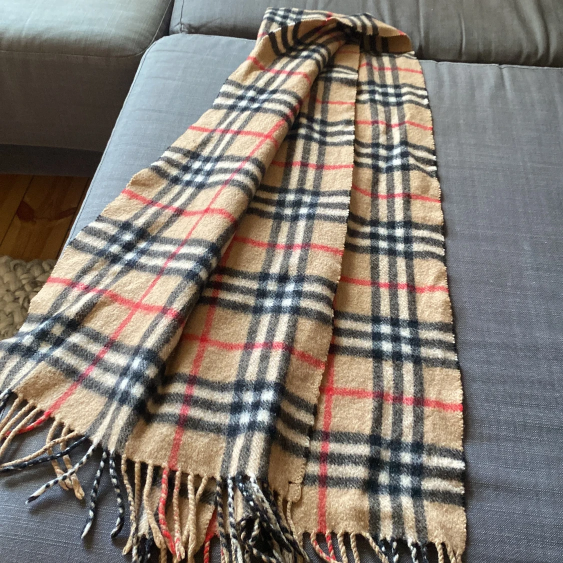 Rutig beige halsduk från Burberrys - 2