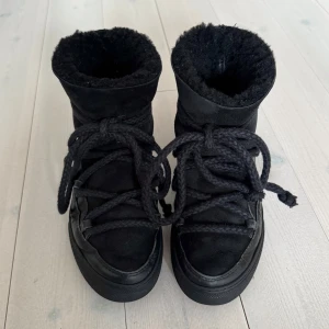 Svarta Inuikii vinterskor  - Inuikii skor i använt skick. Små skavanker finns. Skav på framsidan och baksidan. Utöver detta har skorna mycket kvar att ge. Kolla in min profil för fler inuikii vinterskor.🙌