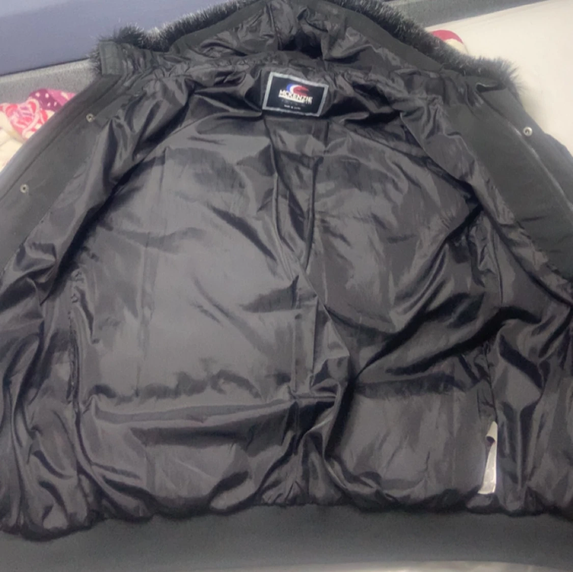 Svart pufferjacka med fuskpäls från McKenzie - 3