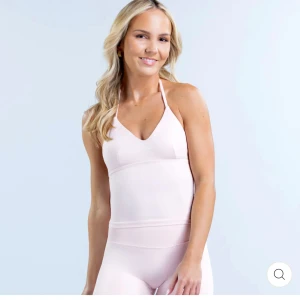 Dfyne rosa halterneck topp - Supersnygg ljusrosa halterneck topp från dfyne. Den är aldrig använd utan endast testad. Perfekt för träning eller chill dagar. Materialet är mjukt och stretchigt, vilket gör den riktigt bekväm🥰strl M men passar även s