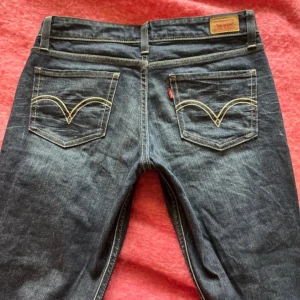Levi's 505 mörkblå jeans - Snygga mörkblå Levi's 505 jeans. Storlek M och innerbenslängden är 73cm och midjan är 39/40cm. Raka jeans men ser ut som utsvängda på🫶🏽🫶🏽