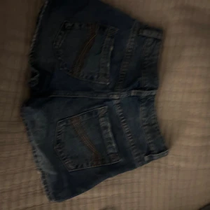 Blå denimshorts med hög midja - Säljer dessa shorts från H&M i storlek 34, XS för det är för små, super fina. Knappt använda.